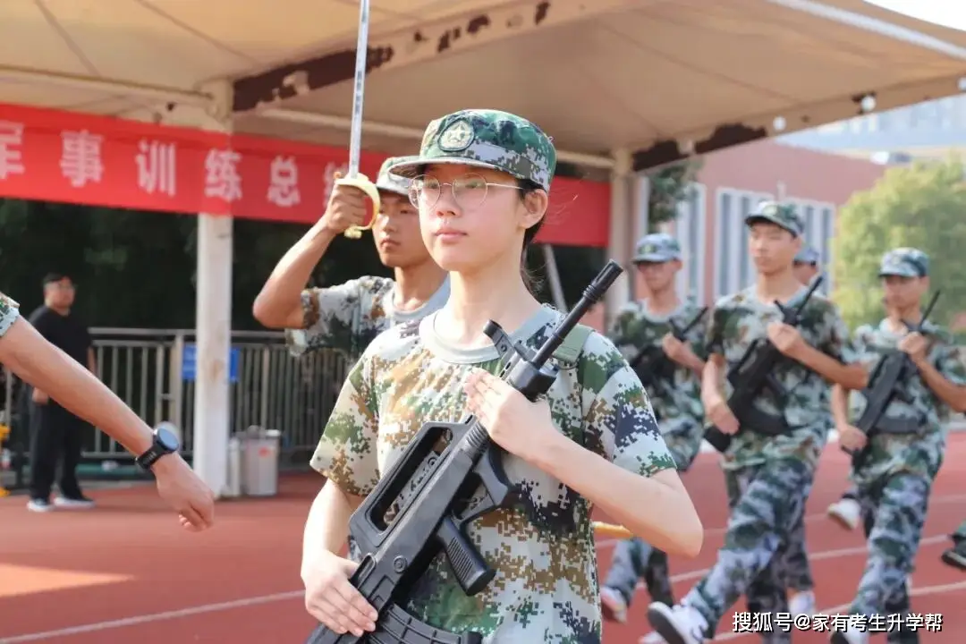 鄭州辰林高階中學2026級高一新生軍訓總結表彰紀實