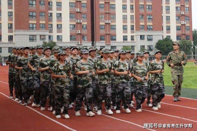 鄭州辰林高階中學2026級高一新生軍訓總結表彰紀實