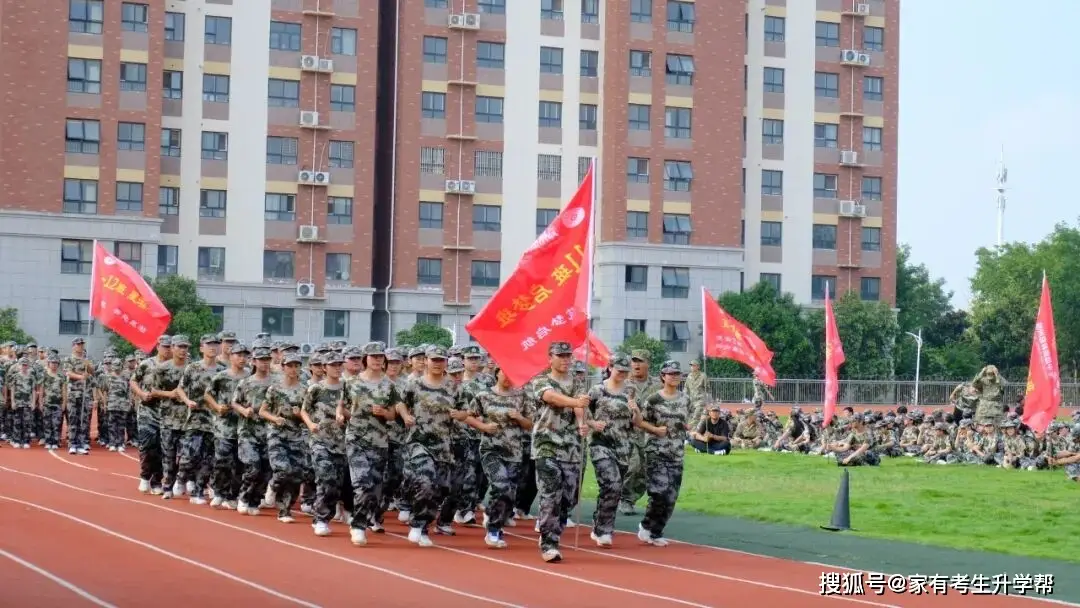 鄭州辰林高階中學2026級高一新生軍訓總結表彰紀實