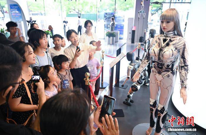 “科技特產”備受青睞 浙江杭州暑期科技研學參訪熱
