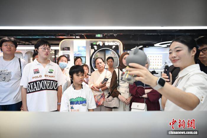 “科技特產”備受青睞 浙江杭州暑期科技研學參訪熱