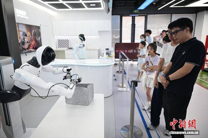 “科技特產”備受青睞 浙江杭州暑期科技研學參訪熱