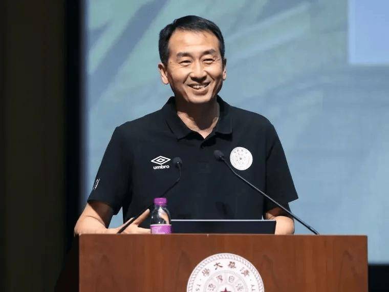 清華大學體育部黨委書記劉波在《中國體育報》頭版發文