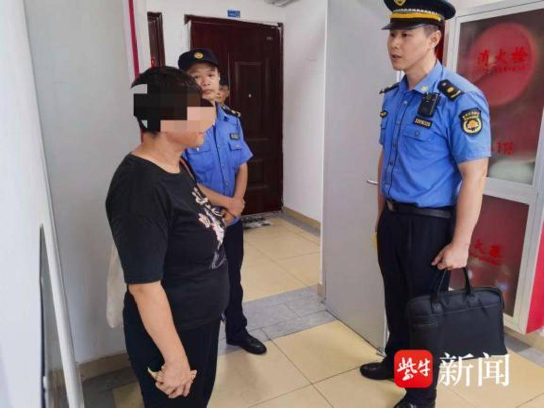 南京江北新區綜合行政執法部門快速查處樓道里亂貼廣告行為