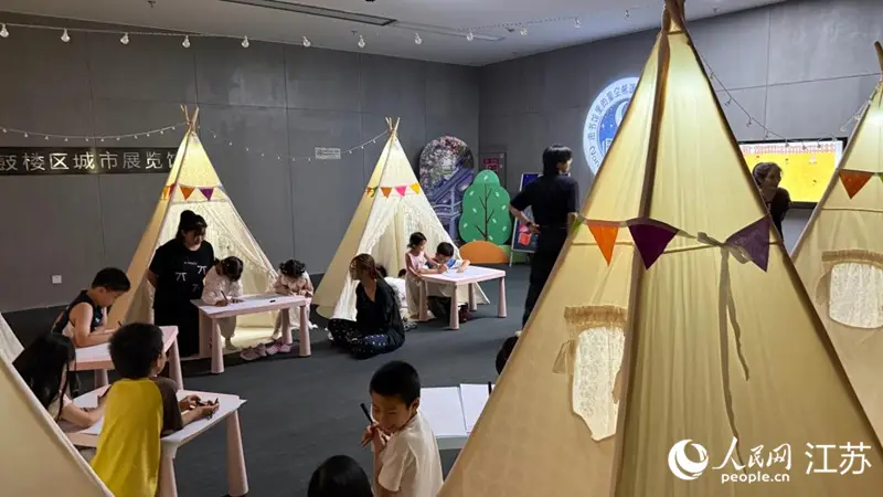 南京鼓樓：圖書館裡的新“讀”法