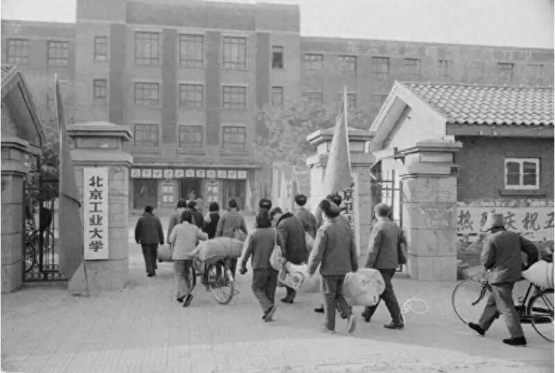 大學報到那天，誰接過你的行囊？