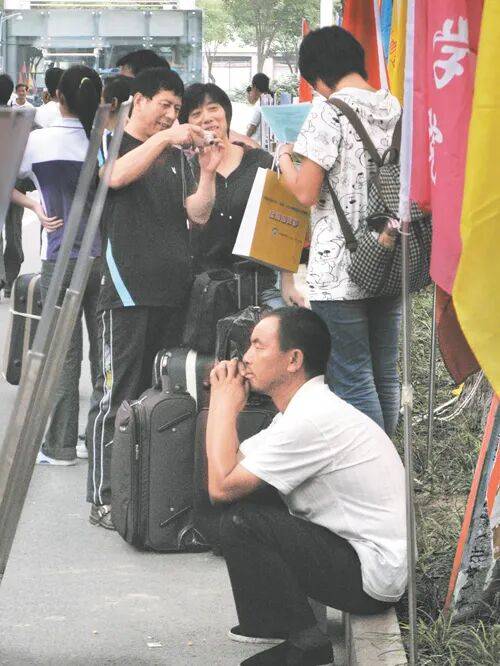大學報到那天，誰接過你的行囊？
