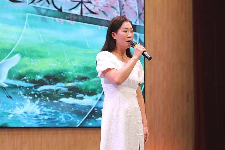 開學前一小學教師先賽師德演講：要深耕專業更要愛潤童心