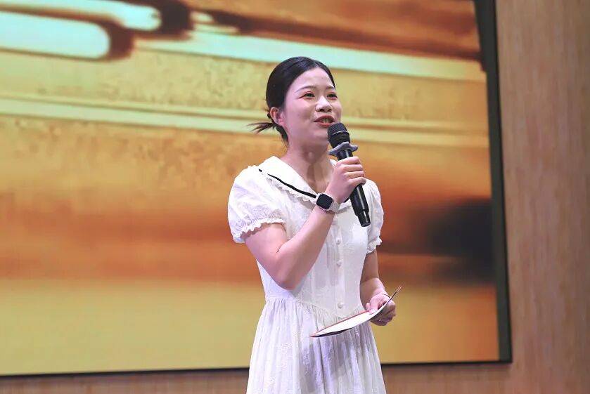 開學前一小學教師先賽師德演講：要深耕專業更要愛潤童心