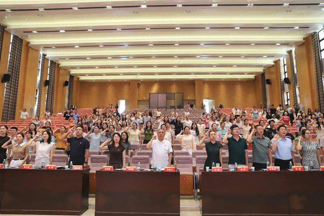 開學前一小學教師先賽師德演講：要深耕專業更要愛潤童心
