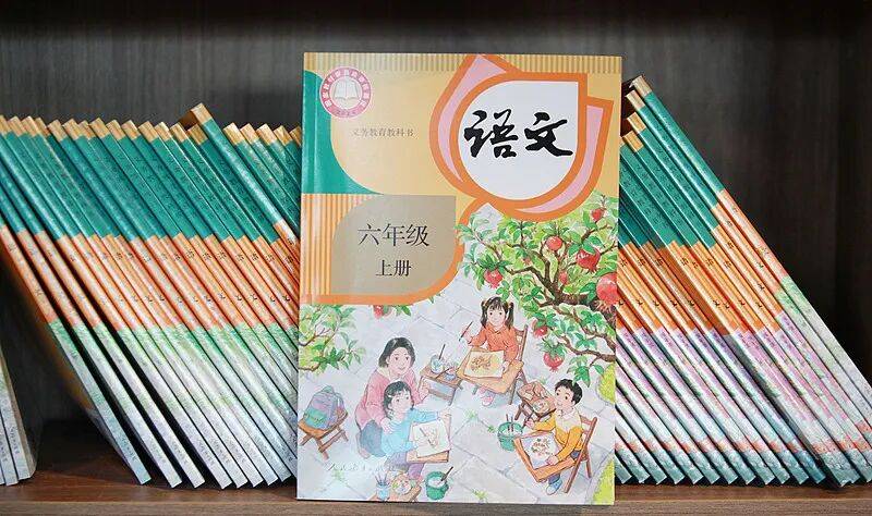 全國小學、初中完成新教材替換：小學語文課文總數減少，數學將簡易方程調整到初中學習，英語適當增加跨學科內容等