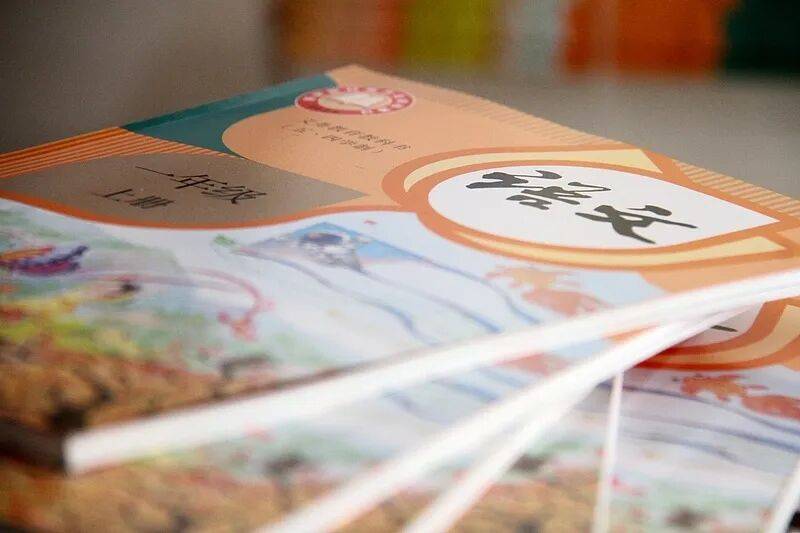 全國小學、初中完成新教材替換：小學語文課文總數減少，數學將簡易方程調整到初中學習，英語適當增加跨學科內容等