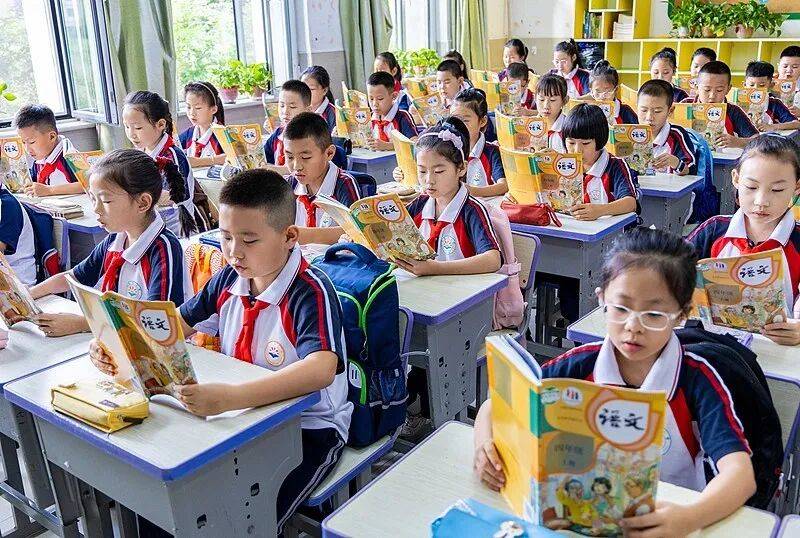 全國小學、初中完成新教材替換：小學語文課文總數減少，數學將簡易方程調整到初中學習，英語適當增加跨學科內容等