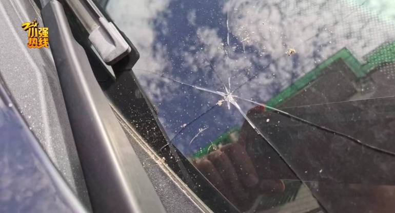 車停在小區車位兩天，離奇發生意外！杭州車主查完監控傻眼了，物業：願意進一步溝通