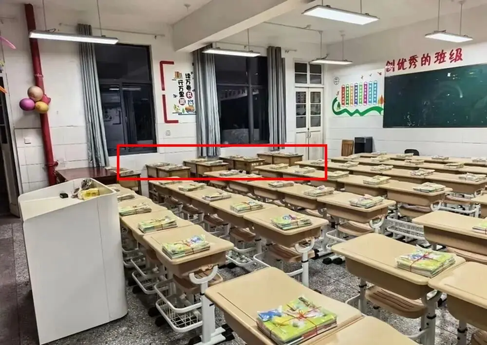 小學家長自費買課桌椅，“自願”也不妥 | 新京報快評