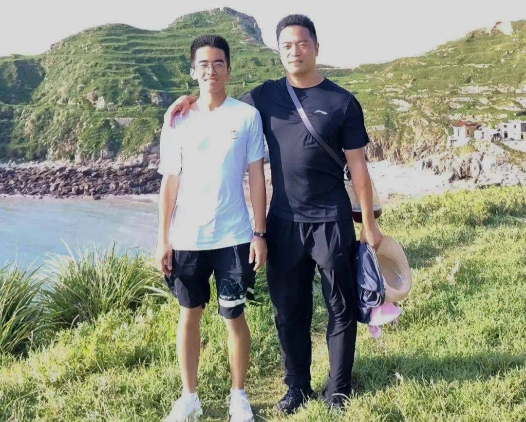 10天706公里！他和父親騎車上大學