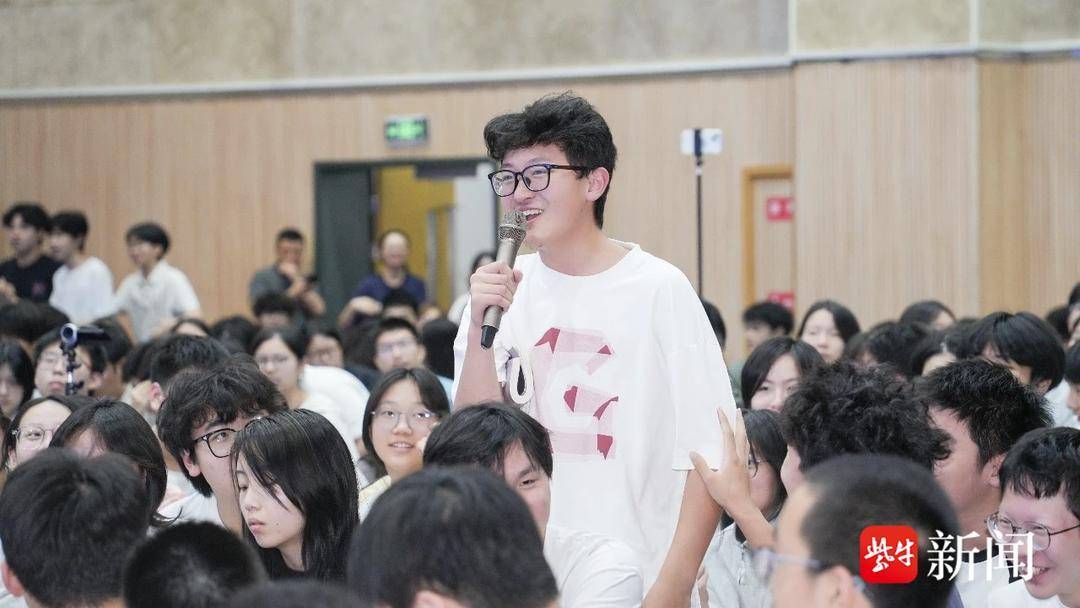 少年對話AI專家！蘇州北美國際高階中學開學典禮開啟AI時代成長新視角