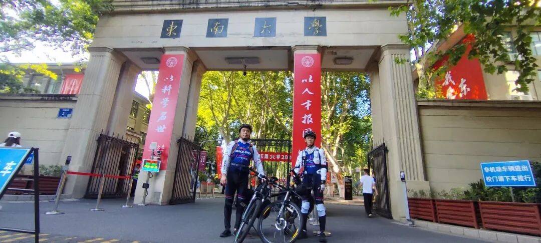 10天706公里！他和父親騎車上大學