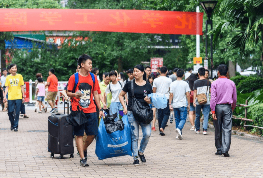 原創為啥大學開學後、有很多家長在校外陪讀租房？可太反常了
