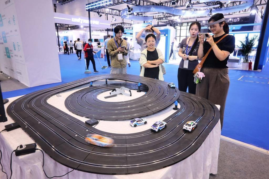 腦機介面、AI眼鏡、模擬駕駛艙…電博會炫酷體驗應接不暇
