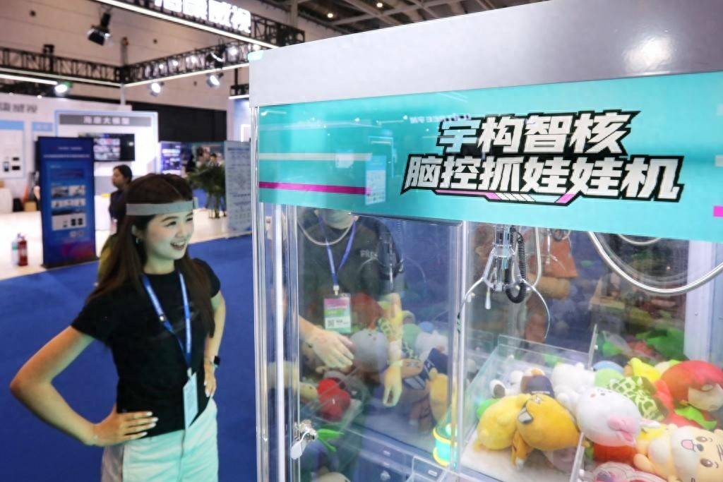 腦機介面、AI眼鏡、模擬駕駛艙…電博會炫酷體驗應接不暇
