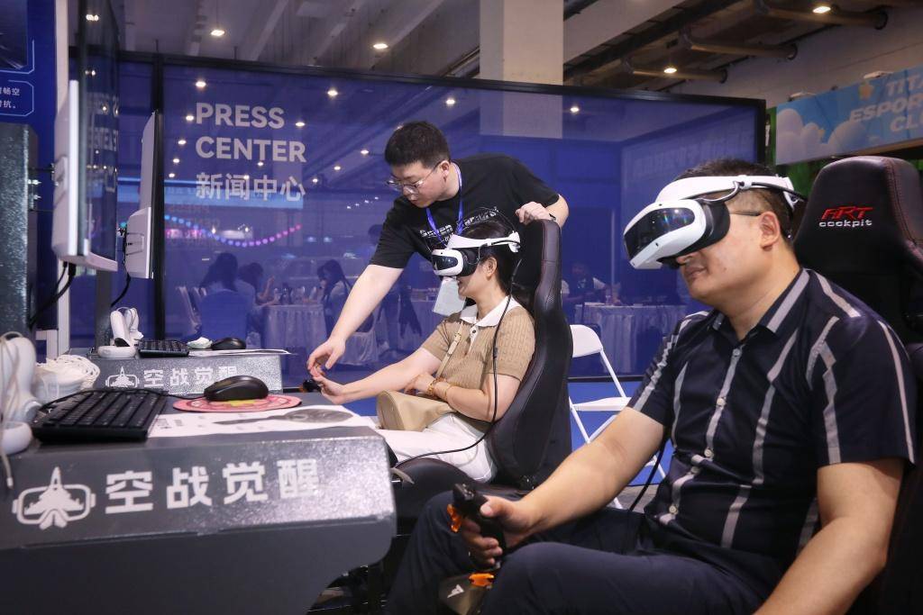 腦機介面、AI眼鏡、模擬駕駛艙…電博會炫酷體驗應接不暇