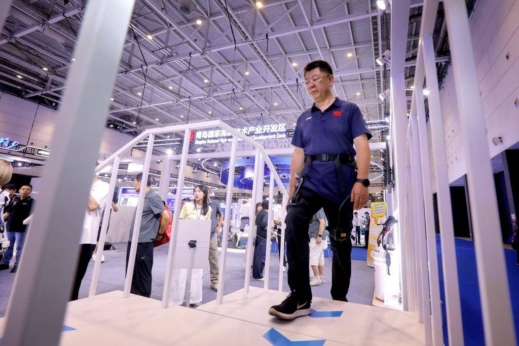 腦機介面、AI眼鏡、模擬駕駛艙…電博會炫酷體驗應接不暇