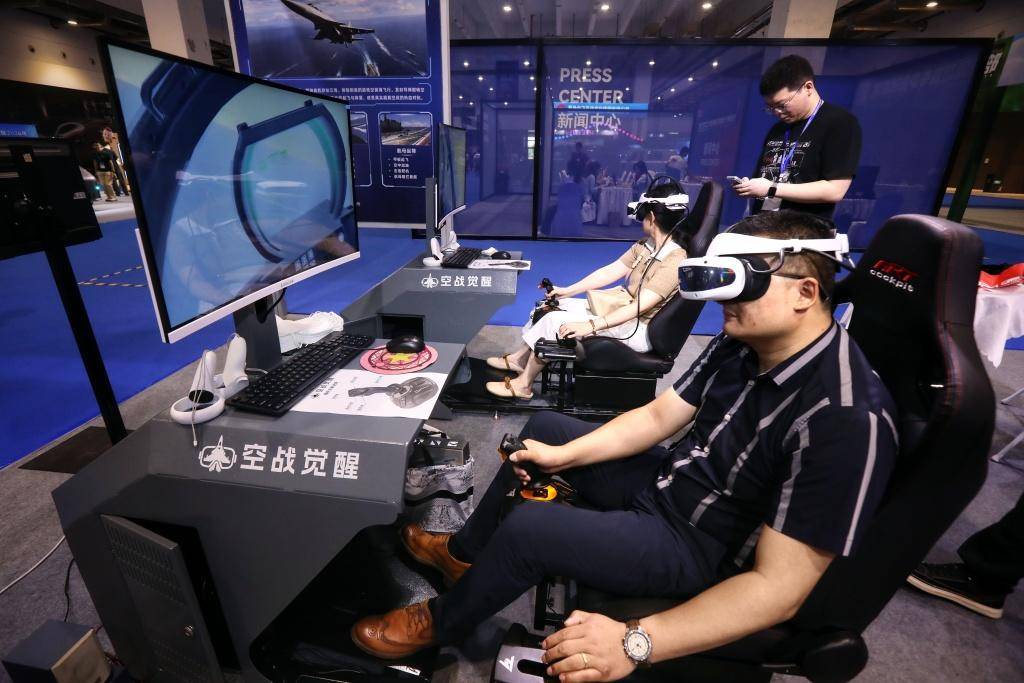 腦機介面、AI眼鏡、模擬駕駛艙…電博會炫酷體驗應接不暇