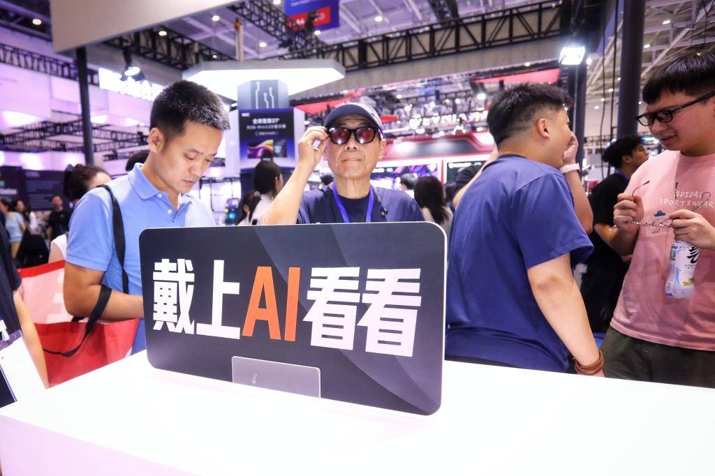 腦機介面、AI眼鏡、模擬駕駛艙…電博會炫酷體驗應接不暇