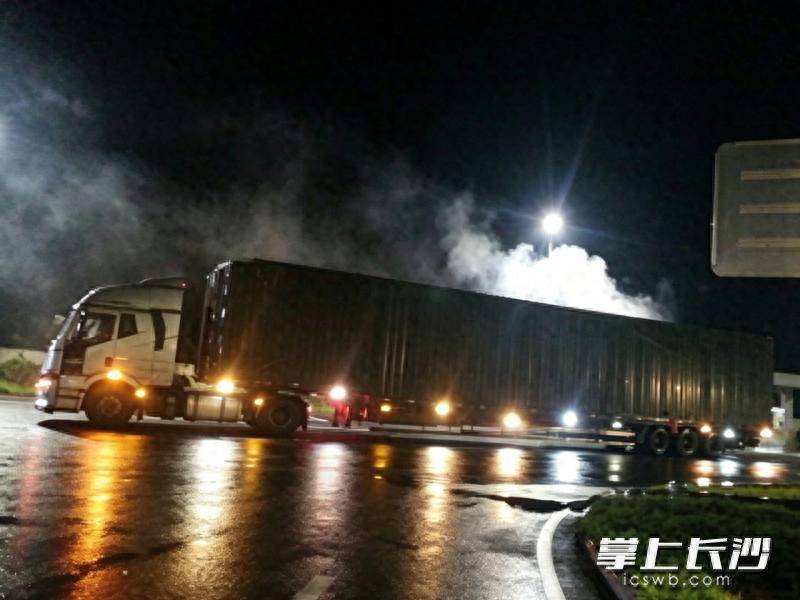 原創貨車剎車片過熱冒煙起火，高速公路服務區快速處置化險為夷