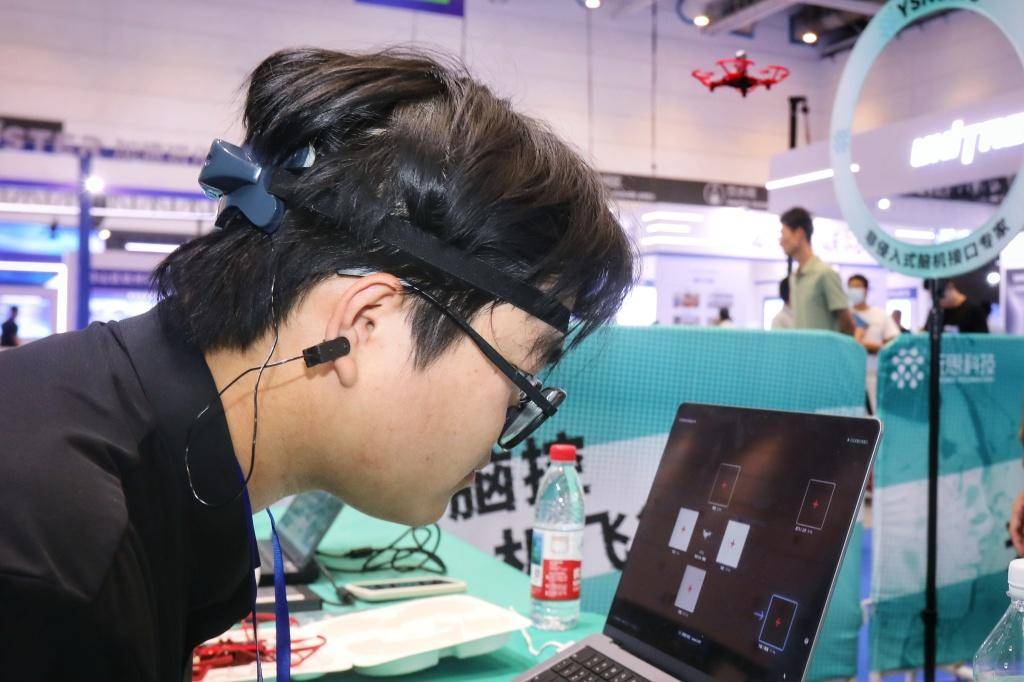 腦機介面、AI眼鏡、模擬駕駛艙…電博會炫酷體驗應接不暇