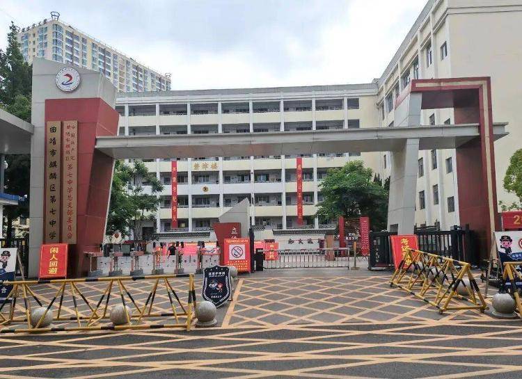 中學指定家長購298元專用耳機引質疑，當地教體局回應